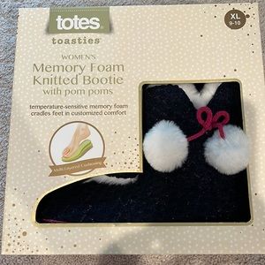 Totes toasties womens memory foam knitted bootie with Pom poms
